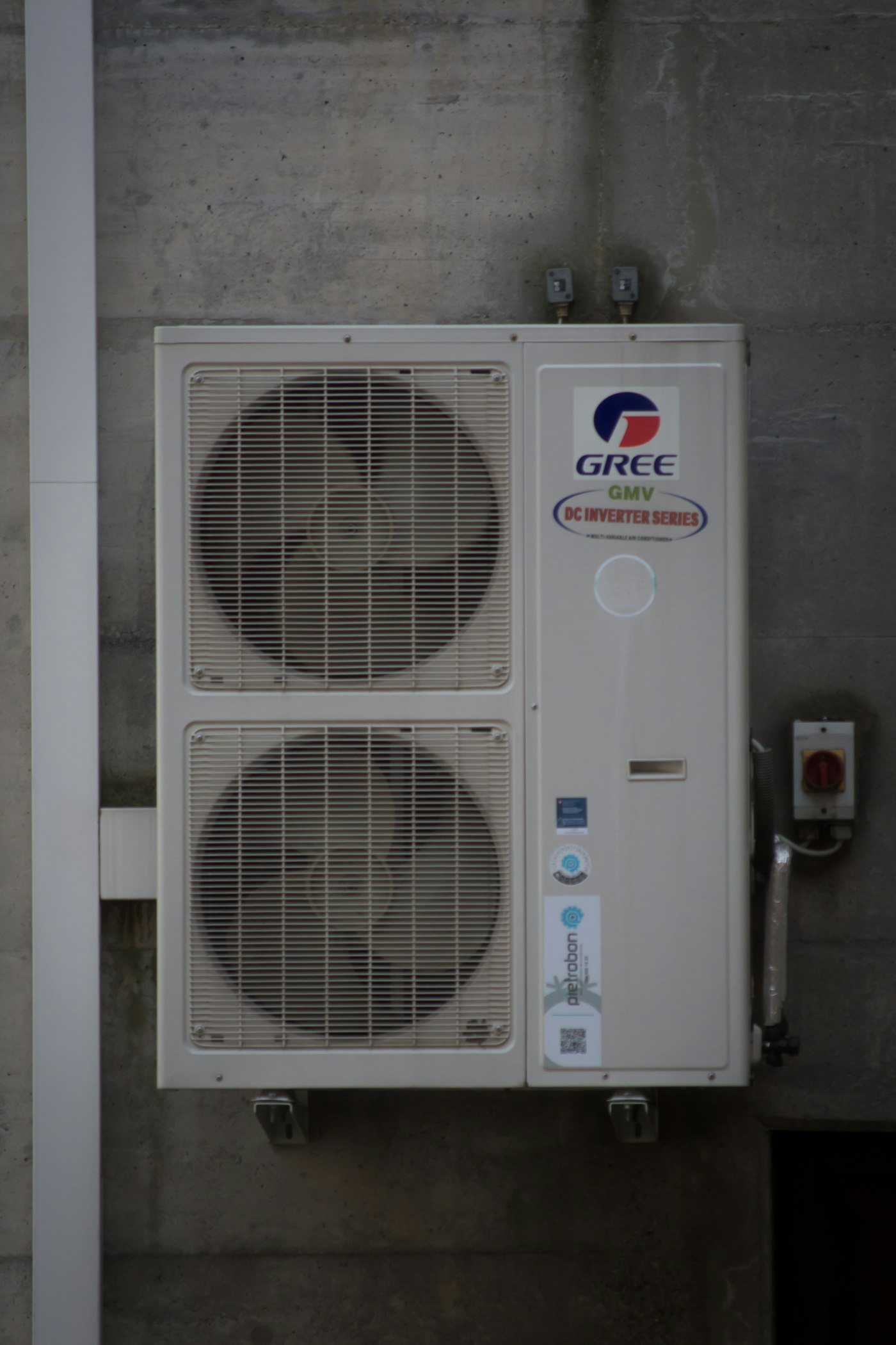 Instalación de aire acondicionado Inverter en Barcelona Unidad exterior de aire acondicionado Inverter instalada en una vivienda de Barcelona