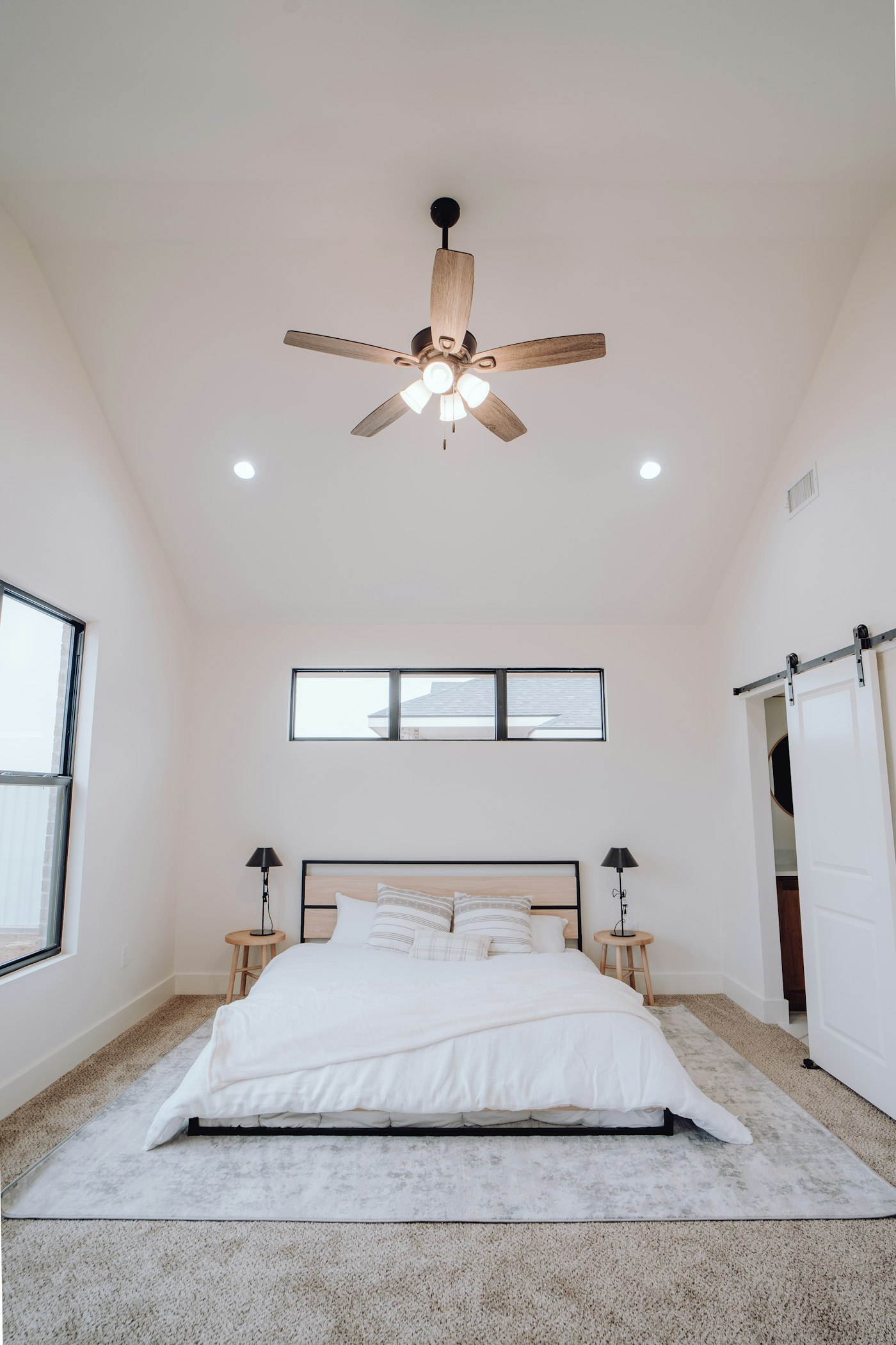 Montaje de ventiladores de techo en dormitorios Dormitorio con ventilador de techo instalado sobre la cama